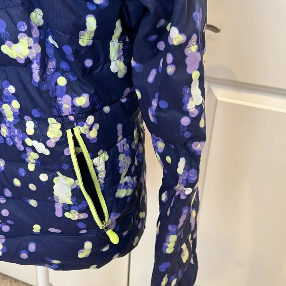 Girls Under Armour SZ L infrared cold gear jacket.Zip front & pockets.Excellent